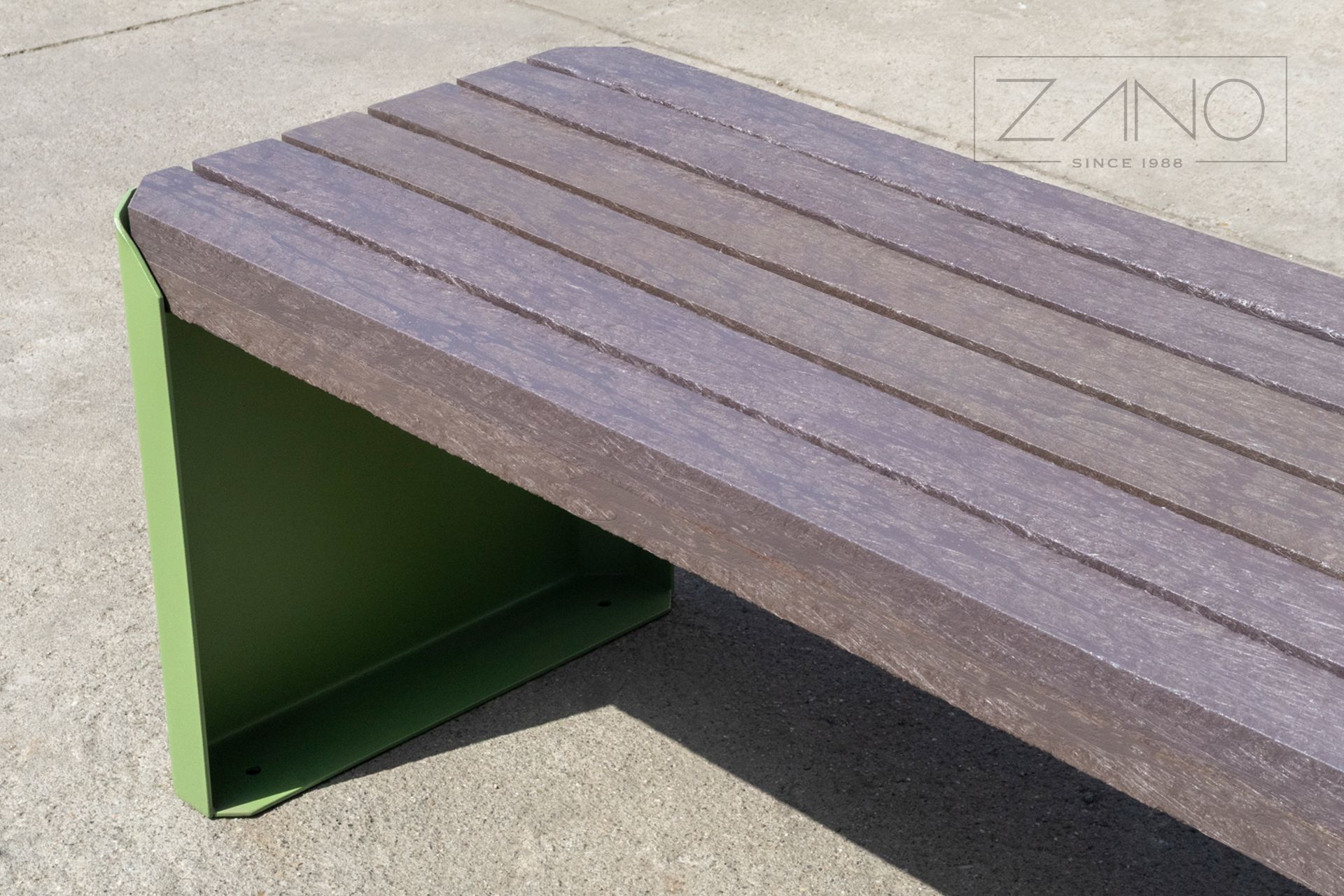 Panchina urbana con assi di plastica riciclata