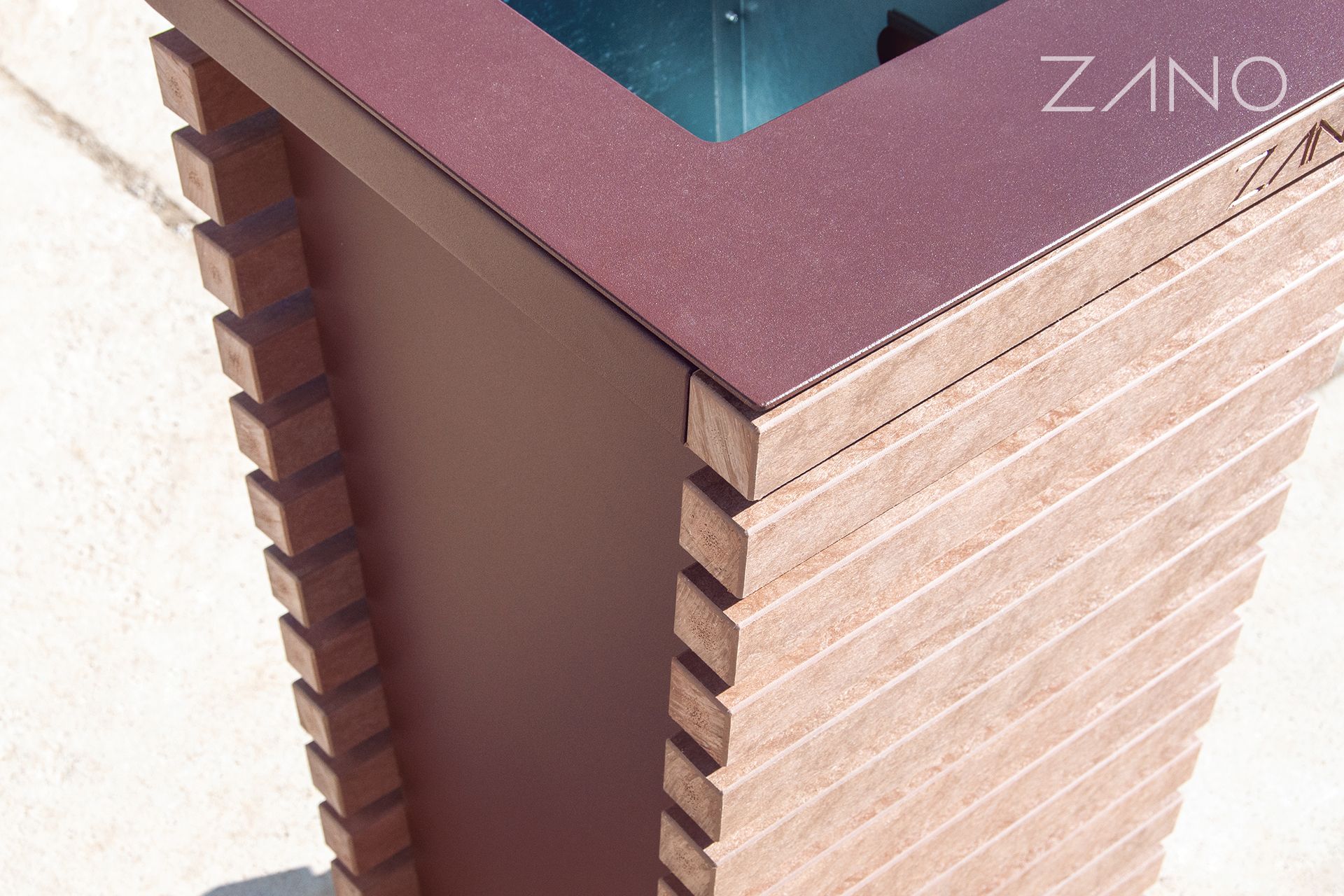 Cestino portarifiuti Tiger drylack Rusty Iron ed Ekodeska in plastica riciclata Cestino portarifiuti Tiger drylack Rusty Iron ed Ekodeska in plastica riciclata