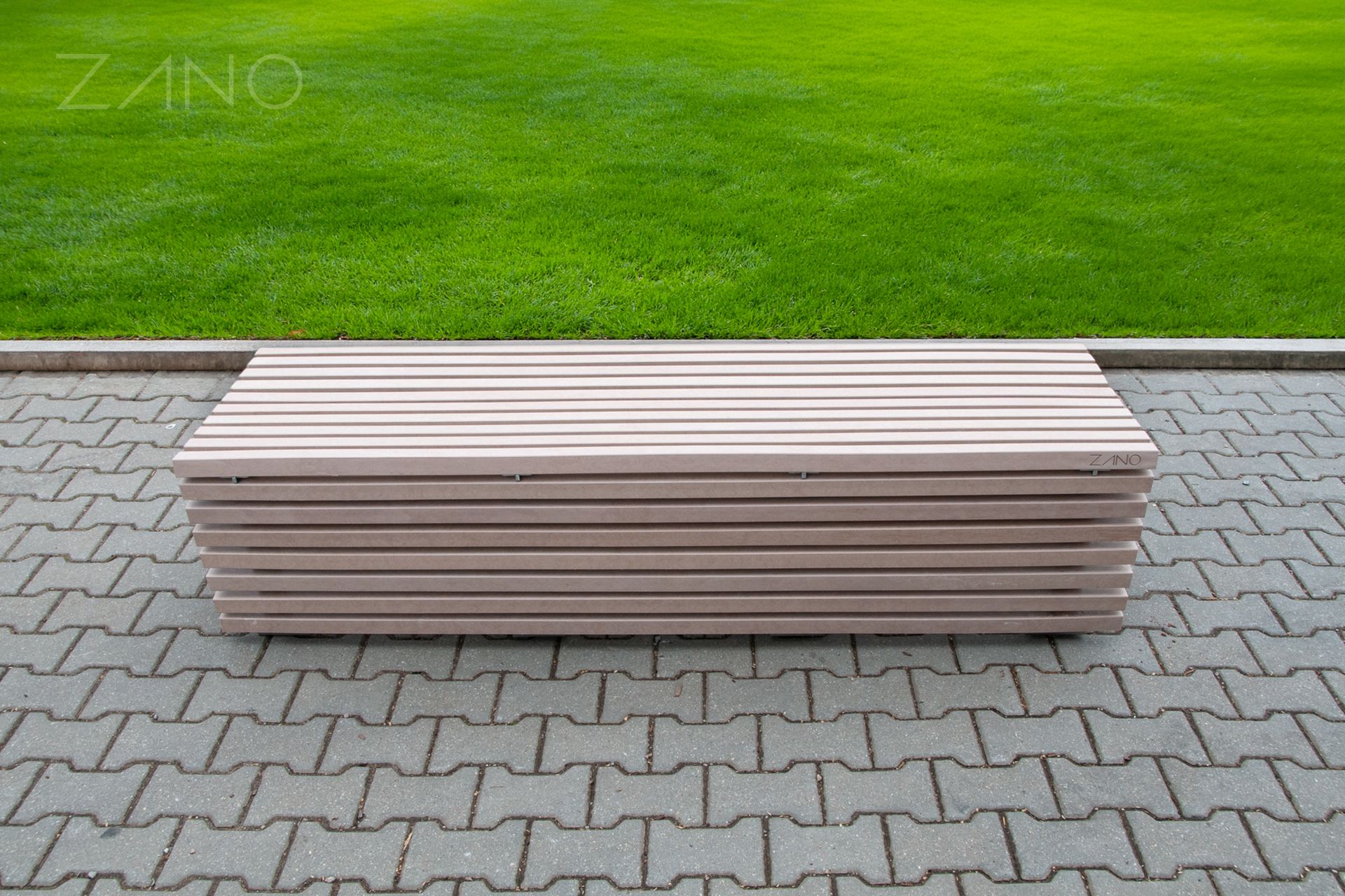 panchina urbana con seduta in composito Koor Teak