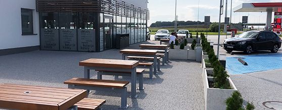 Stazione di servizio, panchine con tavoli