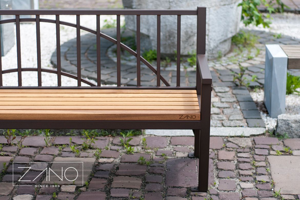 Panchine urbane in acciaio con elementi in legno esotico Iroko