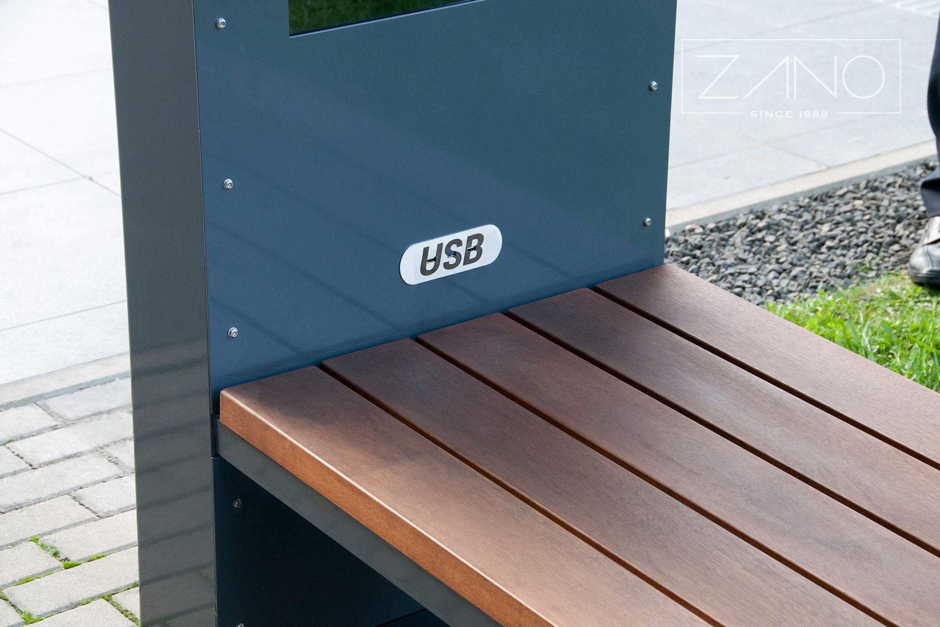 Panchina solare con porte di ricarica USB
