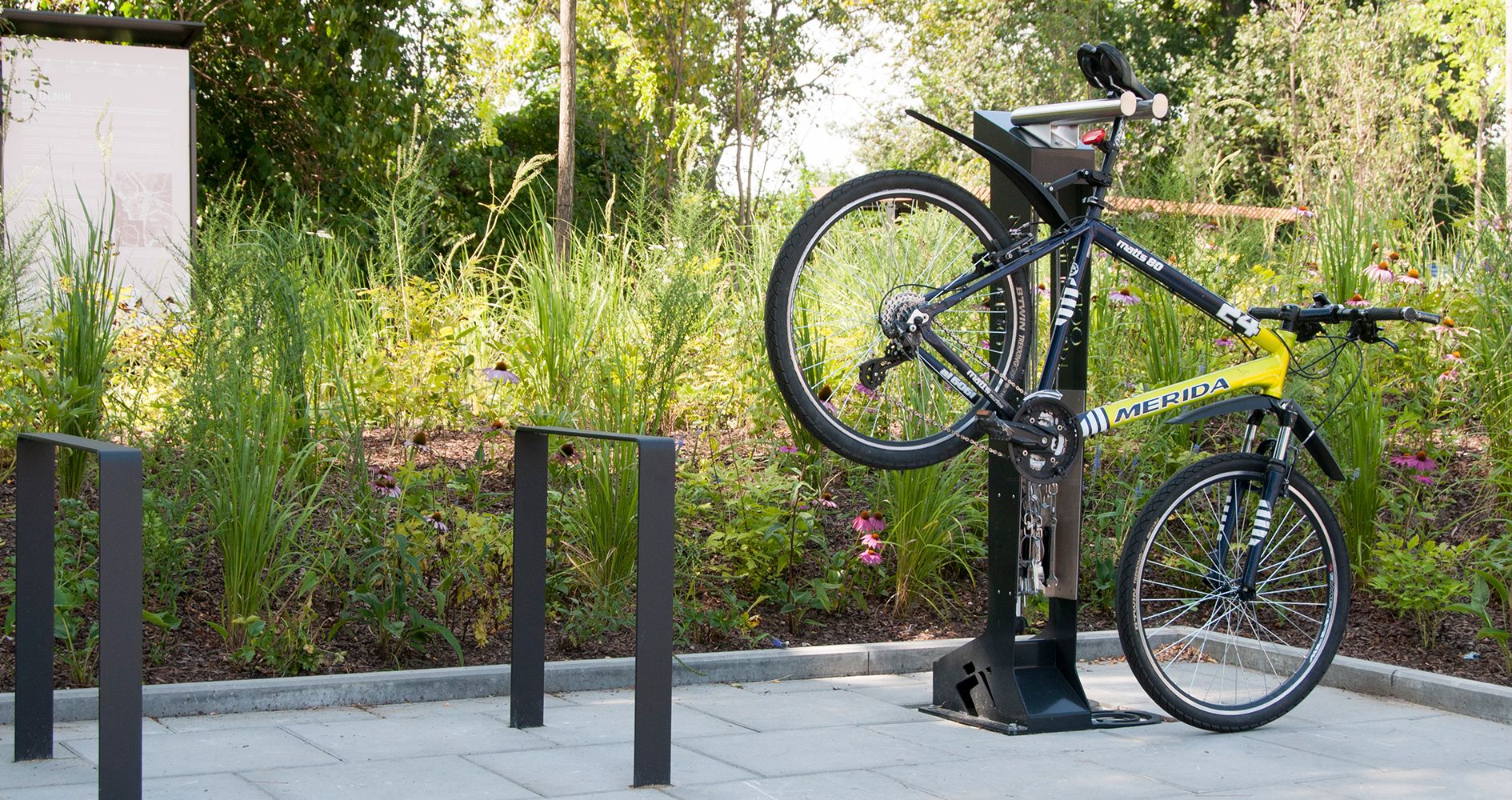 Stazione di riparazione biciclette in acciaio al carbonio con componenti in acciaio inox