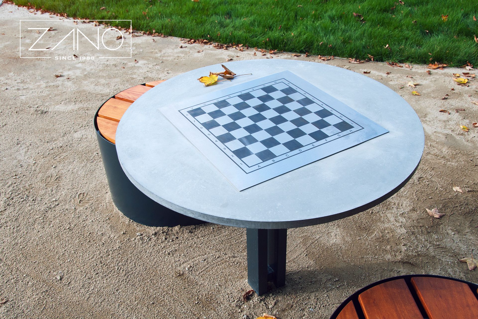 Tavolo in cemento con scacchiera in acciaio inox