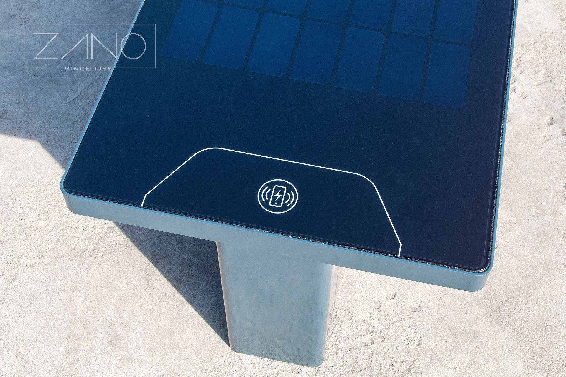 Caricabatterie a induzione per dispositivi mobili in una panchina solare